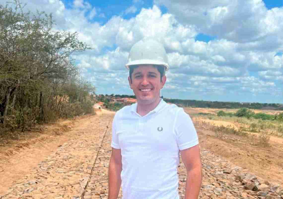 Gestão equilibrada de Rômulo Noronha mantém Parambu fora da lista de 100 municípios em alerta com gastos