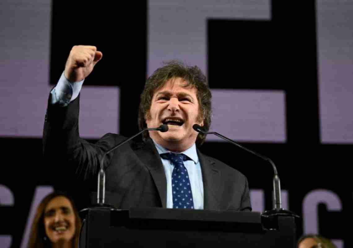 Javier Milei, conhecido como "Bolsonaro Argentino," lidera nas primárias eleitorais da Argentina