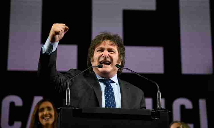 Javier Milei, conhecido como "Bolsonaro Argentino," lidera nas primárias eleitorais da Argentina