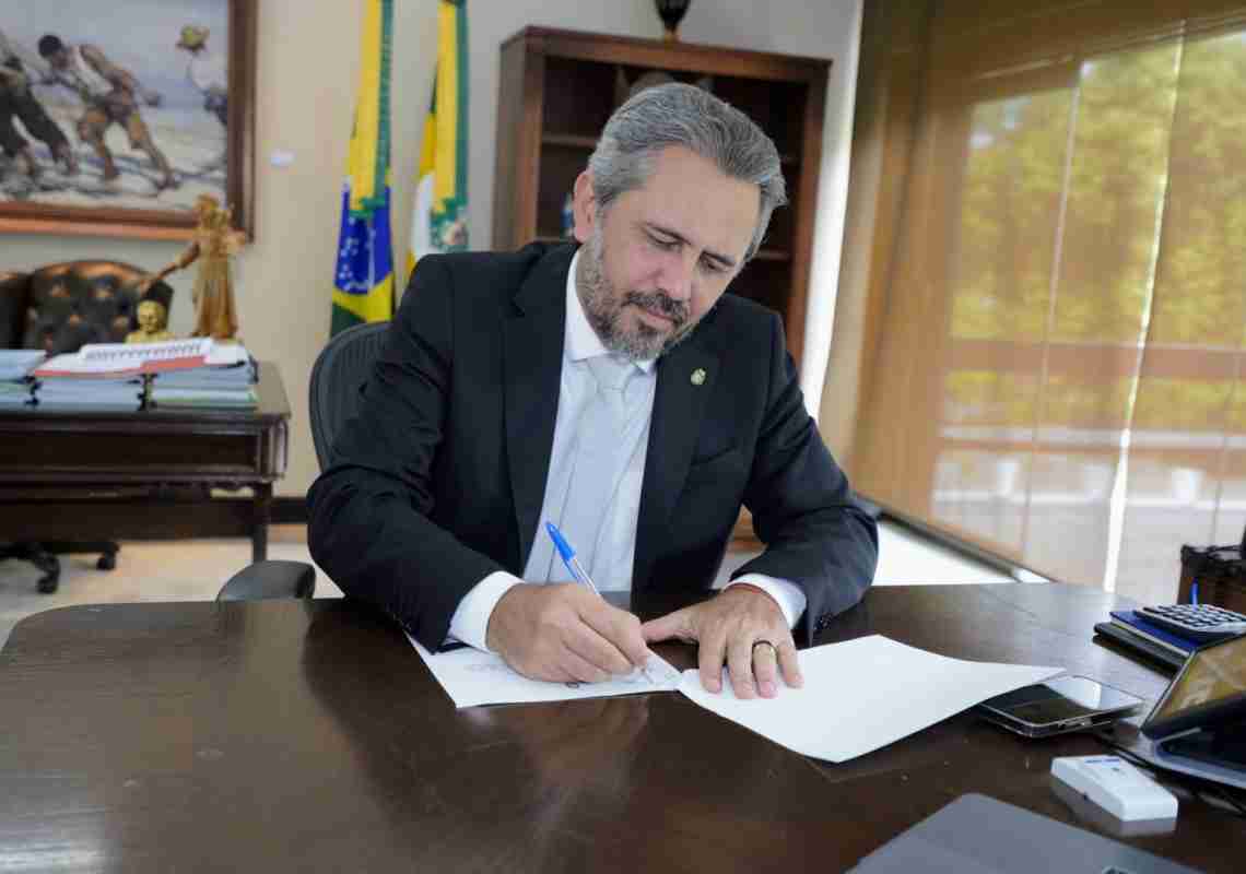  Governador do Ceará, Elmano de Freitas, Adia Bate-Papo Semanal devido a Problema na Garganta