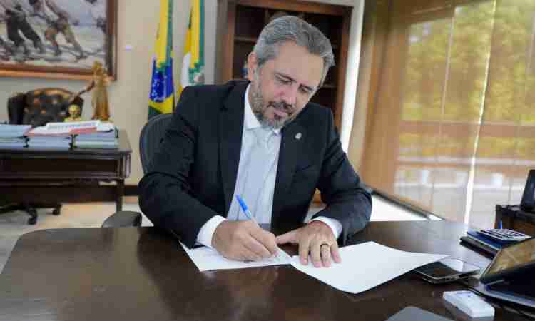  Governador do Ceará, Elmano de Freitas, Adia Bate-Papo Semanal devido a Problema na Garganta