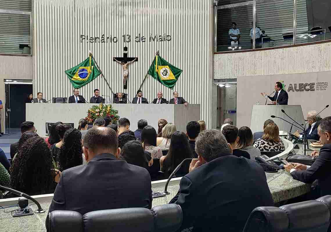 Deputados Guilherme Landim e Sérgio Aguiar Presidem Sessão Solene em Homenagem a Profissionais de Administração no Ceará