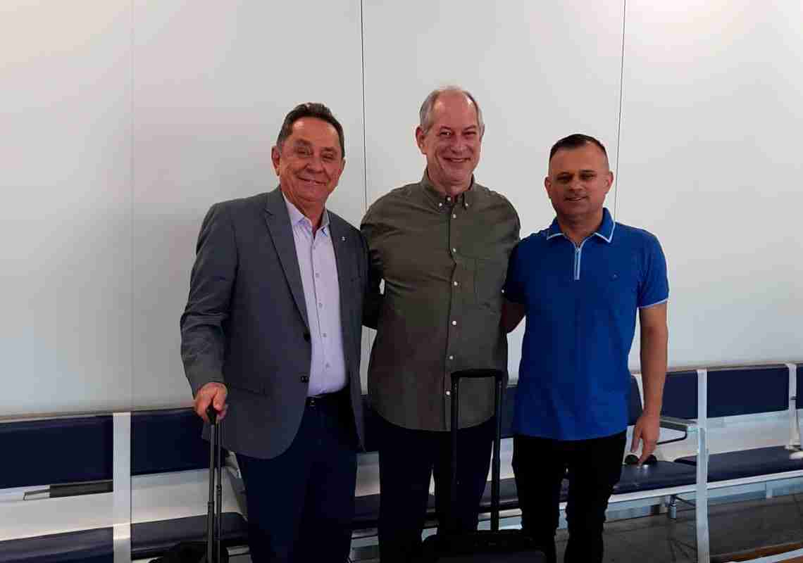 Presidente e Conselheiro do CRA-CE têm Encontro Inusitado com Ciro Gomes no Aeroporto de Fortaleza