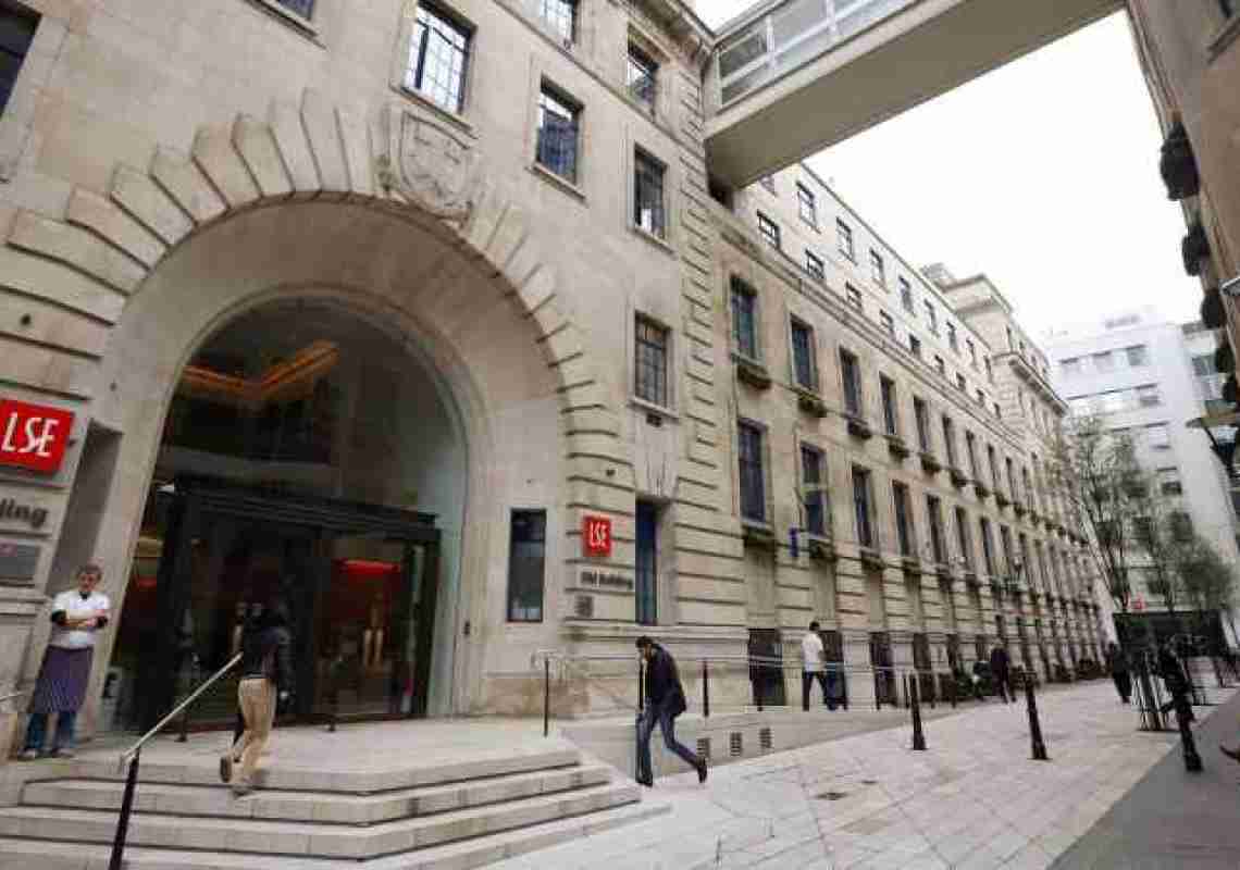 Santander e LSE oferecem mil bolsas de estudo para aprender os conceitos de um MBA