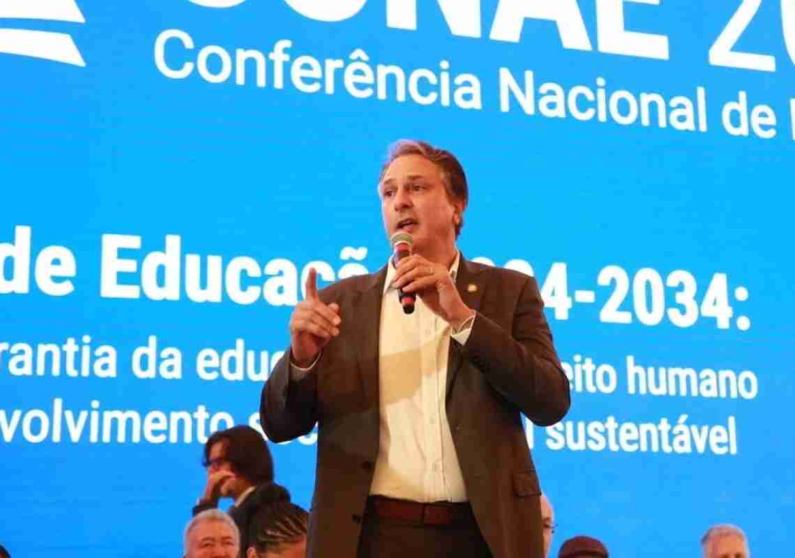 Camilo Santana é recebido em conferência com gritos de ‘Fora Lemann’