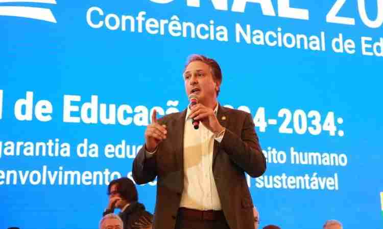 Camilo Santana é recebido em conferência com gritos de ‘Fora Lemann’