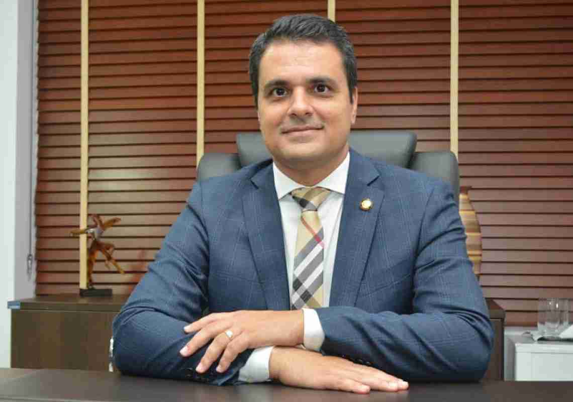 Parambuense assume prefeitura de Fortaleza com viagens do executivo
