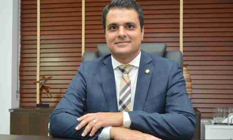 Parambuense assume prefeitura de Fortaleza com viagens do executivo