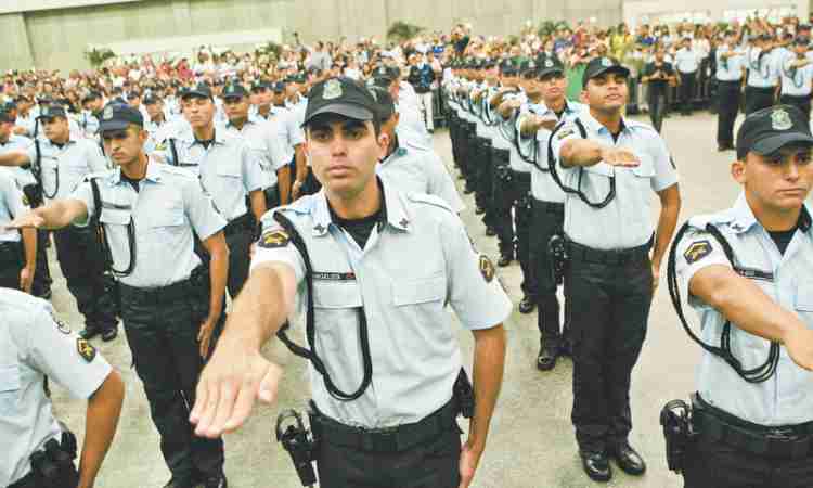 Para conter onda de violência, Elmano convoca 426 novos policiais militares