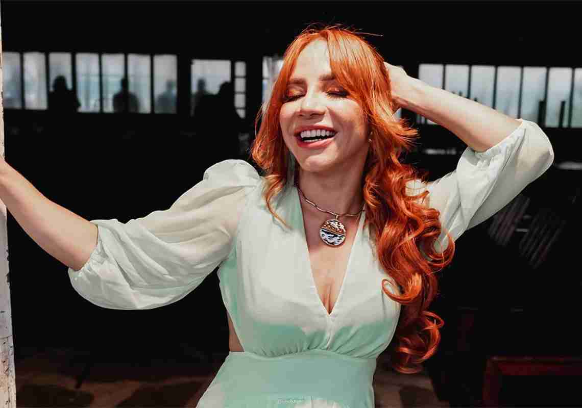 Como gerir a carreira e ser empreendedora no ramo musical: cantora Vitória Fernandez explica