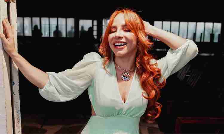 Como gerir a carreira e ser empreendedora no ramo musical: cantora Vitória Fernandez explica