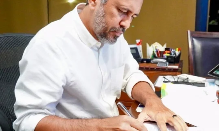 Elmano antecipa para 21 de outubro o Dia do Servidor Público