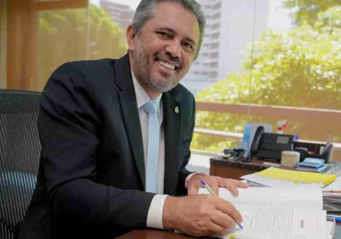 Elmano assina projeto que amplia cargos de universidades estaduais