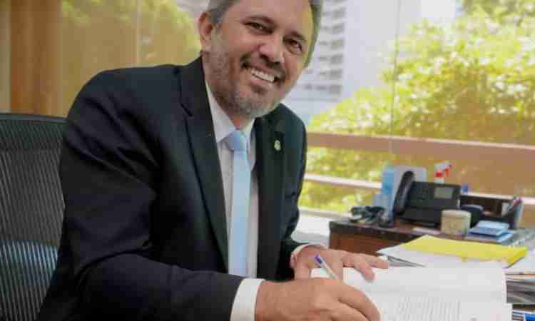 Elmano assina projeto que amplia cargos de universidades estaduais