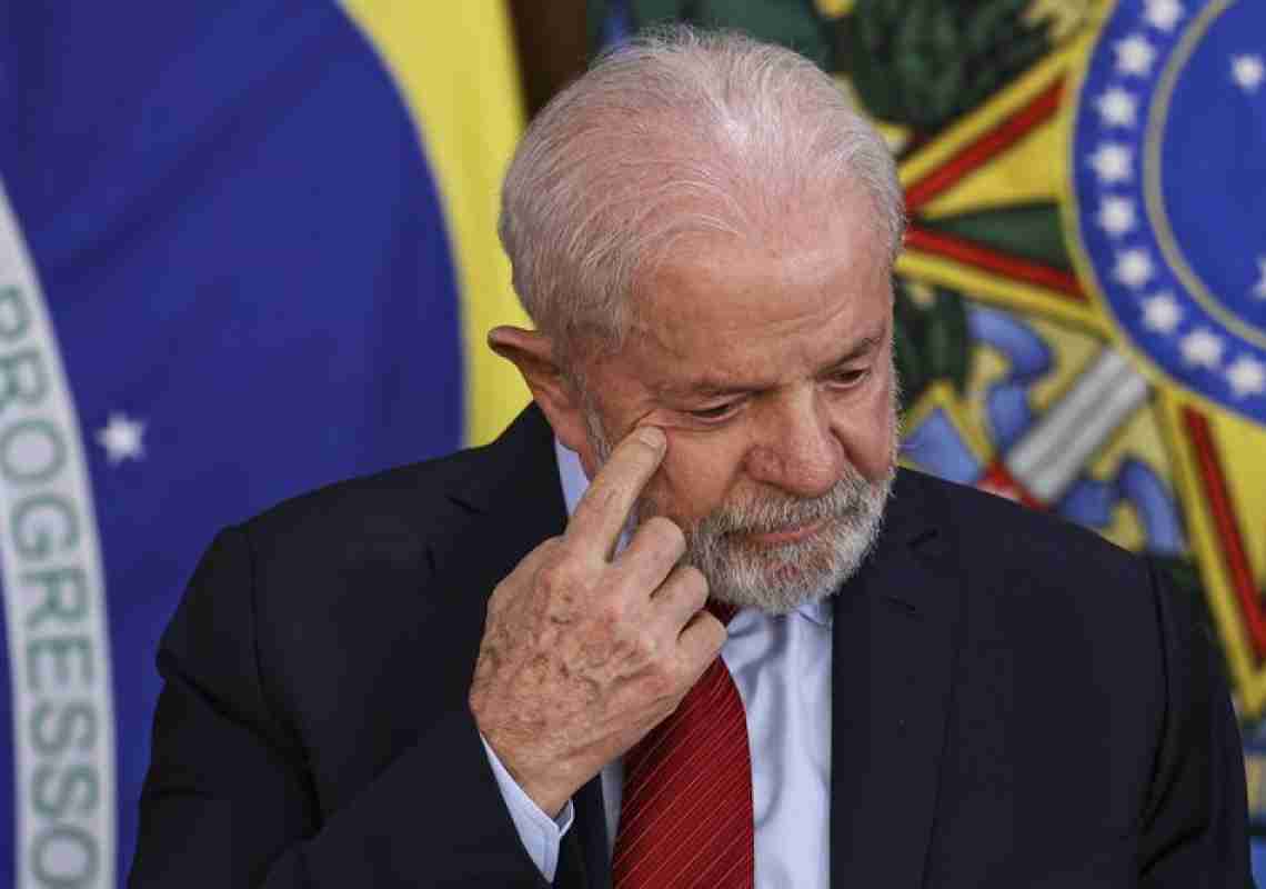 Popularidade de Lula em queda livre