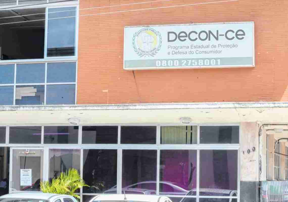 Decon autua farmácias em Fortaleza por venda de creme dental proibido pela Anvisa