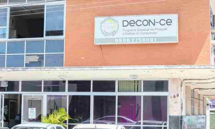 Decon autua farmácias em Fortaleza por venda de creme dental proibido pela Anvisa