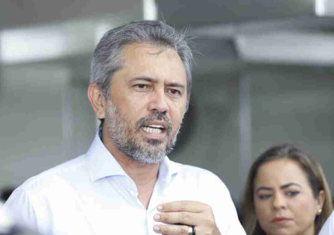 Elmano de Freitas alerta sobre golpe que usa seu nome para pedir transferências via PIX