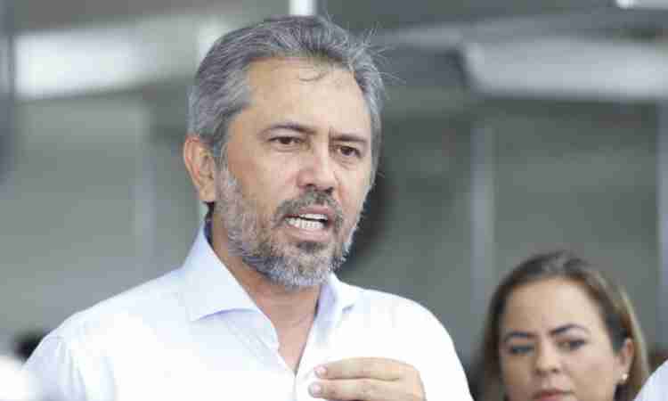 Elmano de Freitas alerta sobre golpe que usa seu nome para pedir transferências via PIX
