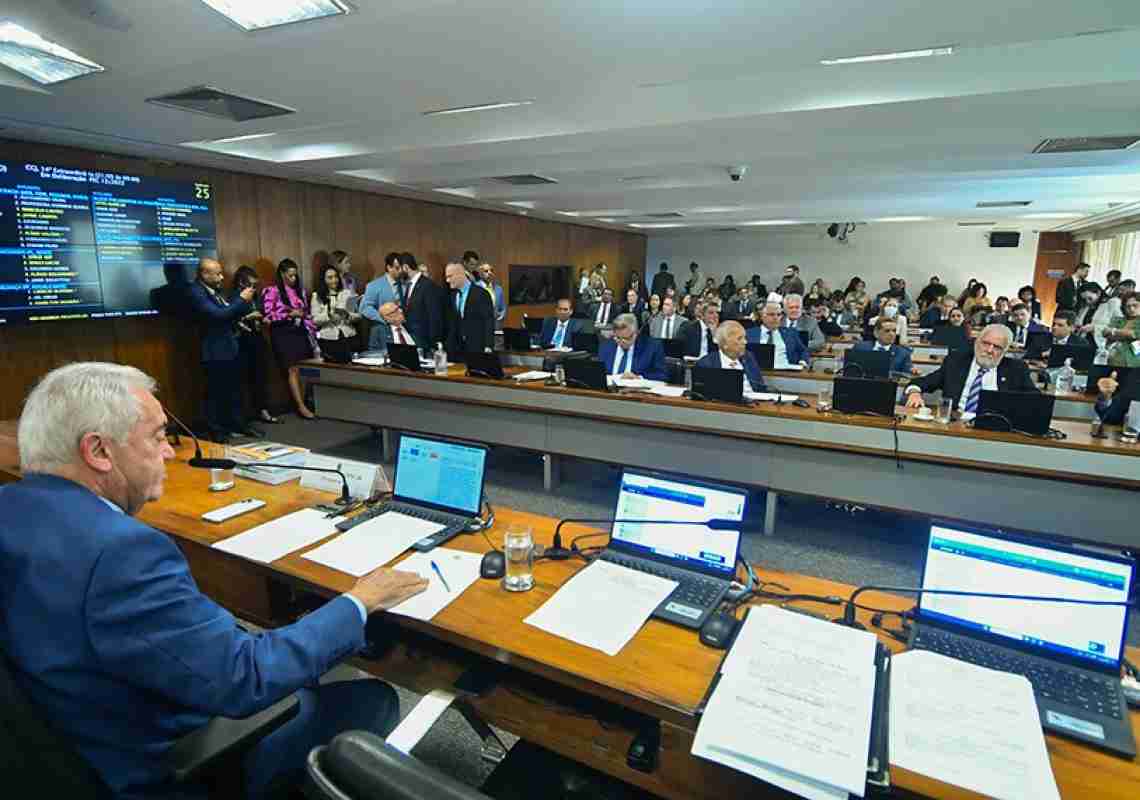 Senado aprova fim da reeleição e propõe mandato único de 5 anos para todos os cargos