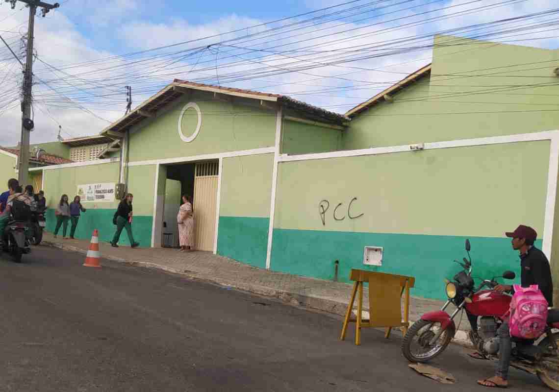Escolas em Parambu amanhecem pichadas com sigla do PCC; facções ampliam domínio no Ceará