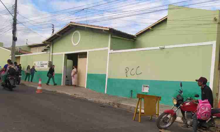 Escolas em Parambu amanhecem pichadas com sigla do PCC; facções ampliam domínio no Ceará