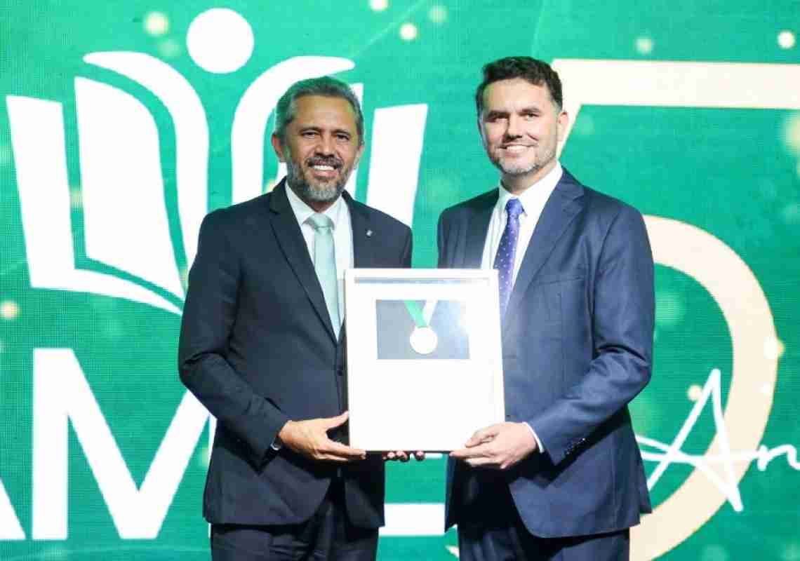 Elmano de Freitas (PT) é homenageado por Moses Rodrigues (União Brasil) por meio da AMIES
