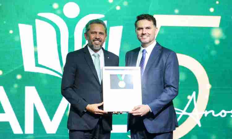 Elmano de Freitas (PT) é homenageado por Moses Rodrigues (União Brasil) por meio da AMIES