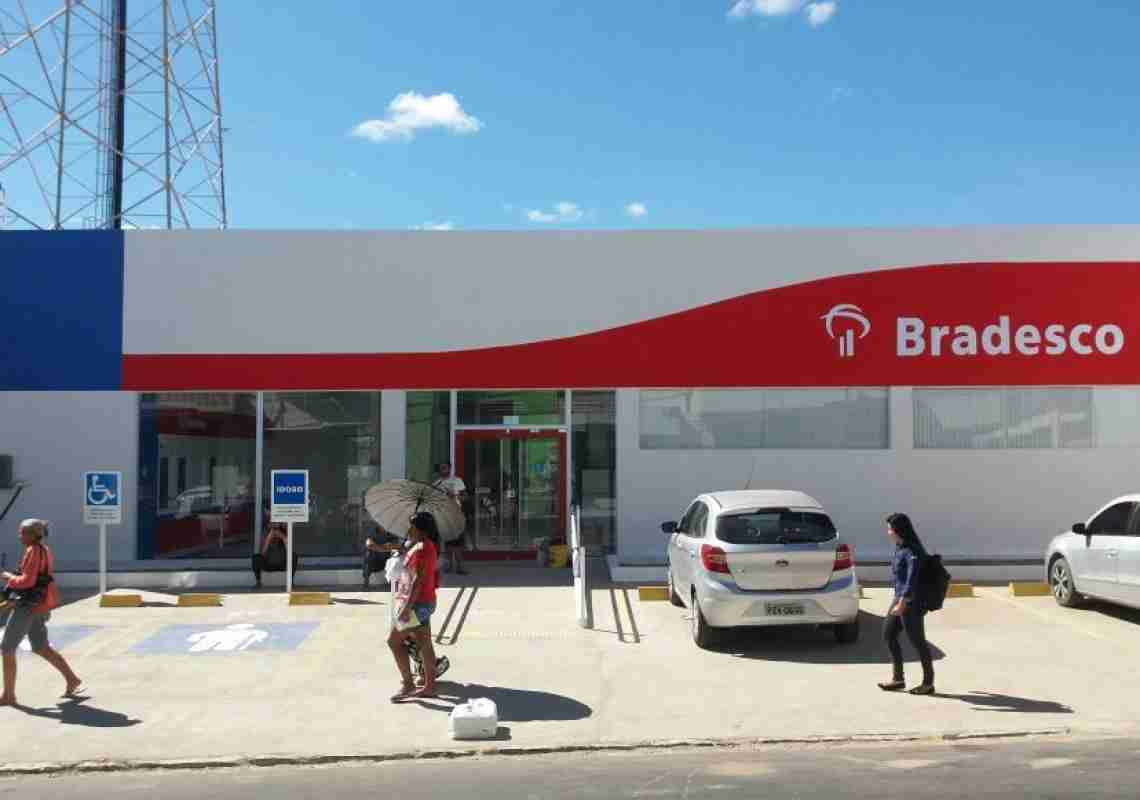 Possível saída do Bradesco pode fazer Parambu transferir folha de quase 3 mil servidores para o Banco do Brasil