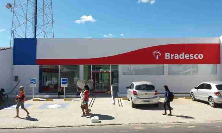 Possível saída do Bradesco pode fazer Parambu transferir folha de quase 3 mil servidores para o Banco do Brasil