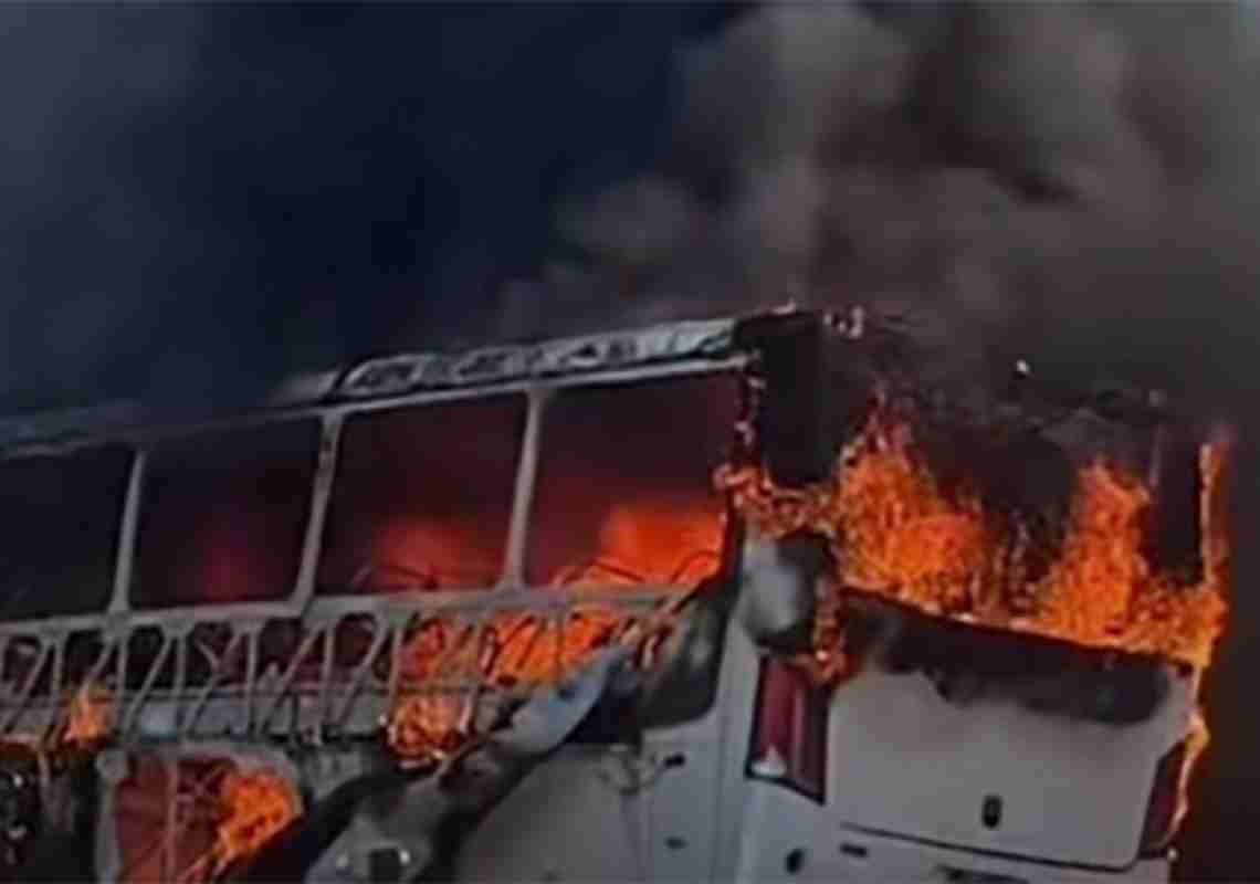 Ônibus com universitários de Itapajé pega fogo na BR-222, e estudantes escapam pelas janelas no interior do Ceará