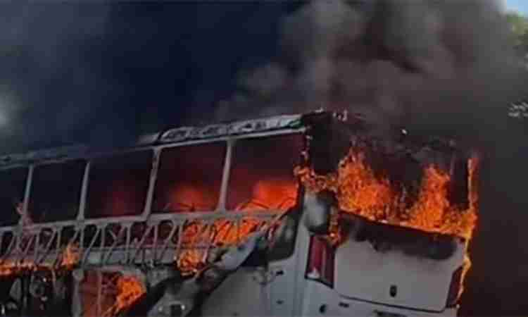 Ônibus com universitários de Itapajé pega fogo na BR-222, e estudantes escapam pelas janelas no interior do Ceará